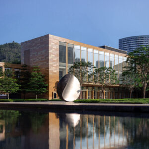 RI YUE BAN YING TWO-TONE STAINLESS STEEL MIRROR TEXTURE HEMISPHERE MINIMALIST PUBLIC ART SCULPTURE HIGH-END BUSINESS PLAZA WATER COURTYARD LANDMARK PROJECT